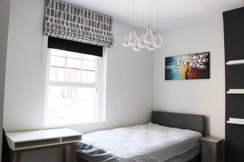 Studio to rent, Gloucester Terrace, London W2