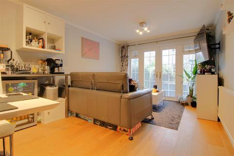 2 bedroom maisonette for sale, The Chestnuts, Somerset Place, Gloucester