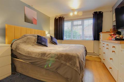 7 The Chestnuts, Gloucester, GL1 1YH