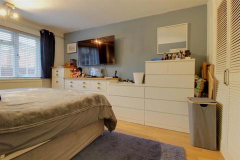 7 The Chestnuts, Gloucester, GL1 1YH