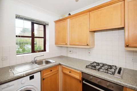 3 bedroom semi-detached house to rent, Bradley Close Sutton SM2