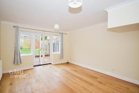 3 bedroom semi-detached house to rent, Bradley Close Sutton SM2