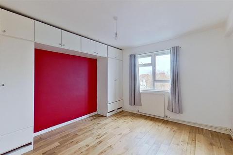 2 bedroom flat for sale, Melody Road, London