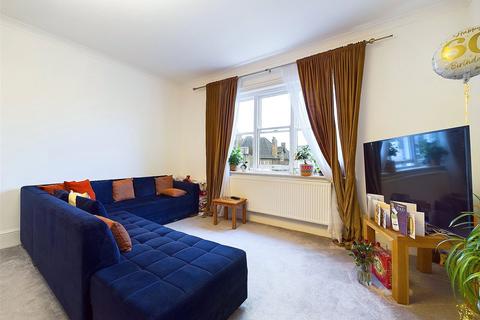 3 bedroom apartment to rent, Gloucester Road, Teddington