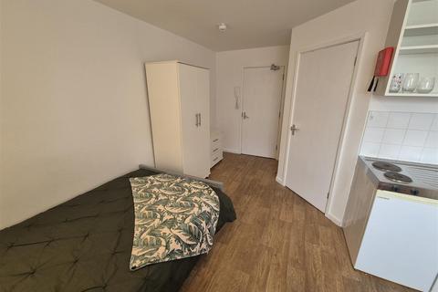 Studio to rent, EN-SUITE STUDIO JUST £695 WITH BILLS!