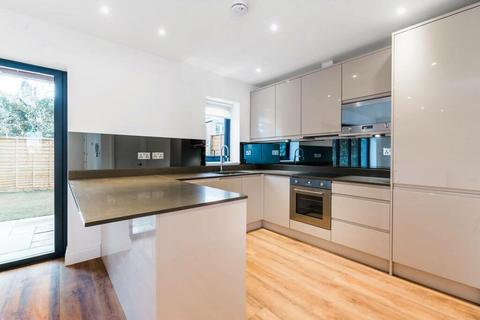 2 bedroom detached house to rent, Edeleny Close, East Finchley, N2