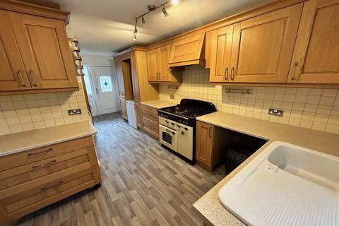 3 bedroom terraced house to rent, Sycamore Road, Rochester, Kent