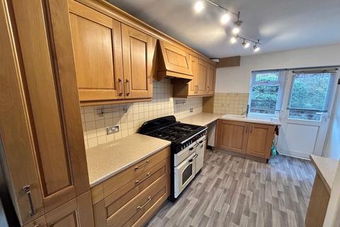 3 bedroom terraced house to rent, Sycamore Road, Rochester, Kent