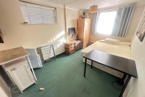 Studio to rent, 15 Plumpton Close, Luton, Bedfordshire, LU2