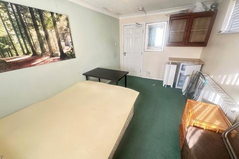 Studio to rent, 15 Plumpton Close, Luton, Bedfordshire, LU2