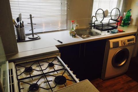 2 bedroom flat to rent, 786 Conyers Road, London SW16