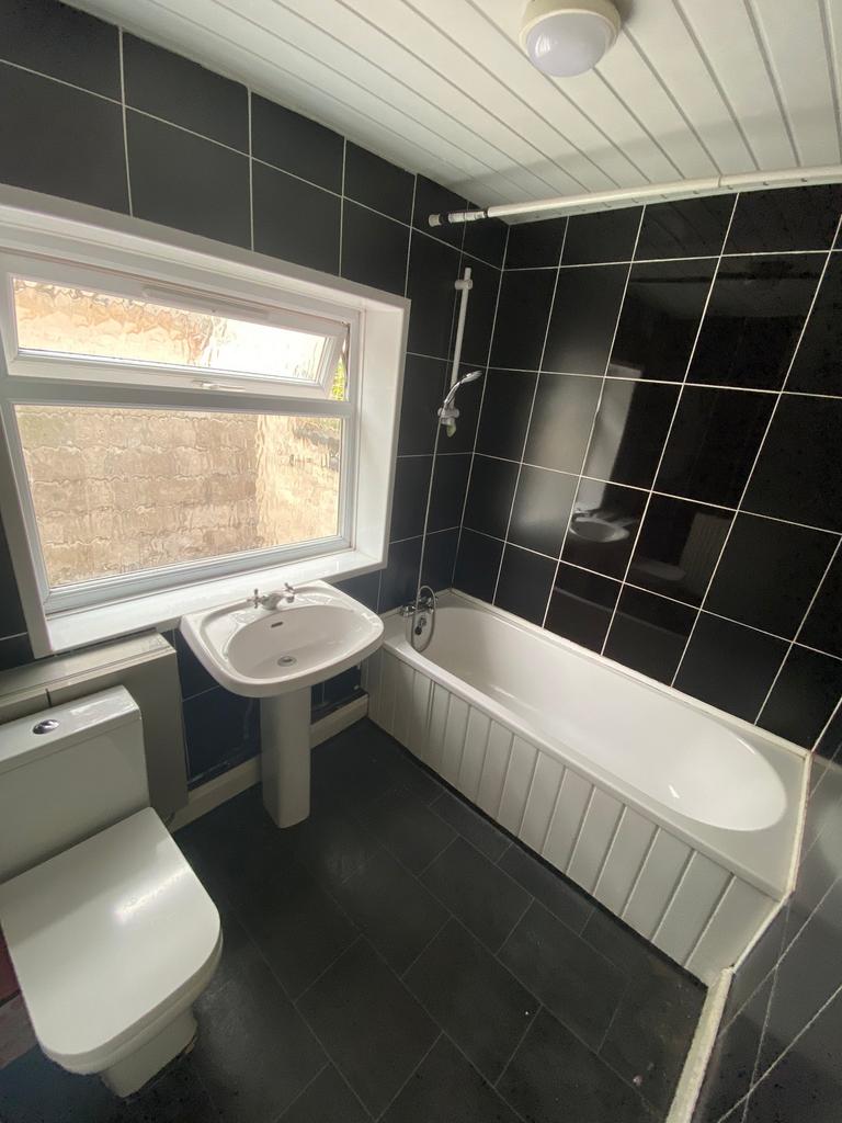 A modern and inviting bathroom featuring a spac...