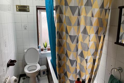 2 bedroom semi-detached house to rent, London, RM8