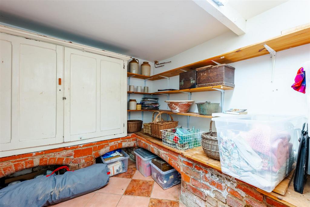 Pantry/utility room