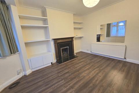 2 bedroom flat to rent, Doreen Avenue, London, NW9