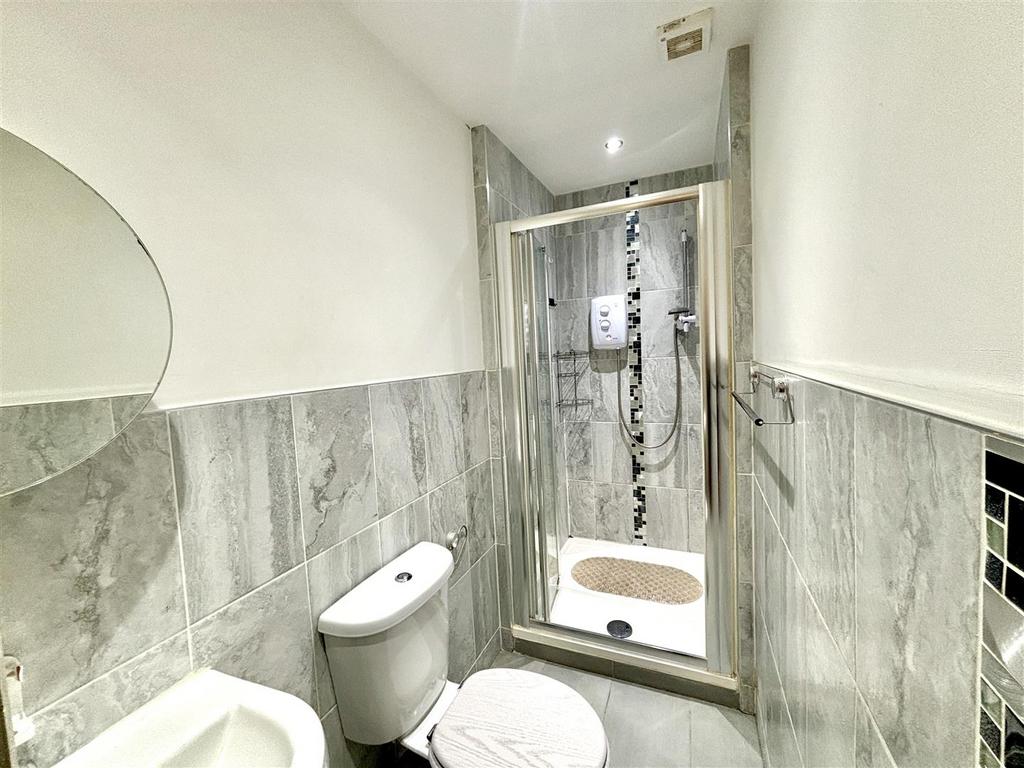 https://media.onthemarket.com/properties/16166738/1519330828/image-5-1024x1024.jpg