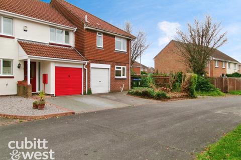 3 bedroom semi-detached house to rent, Chaffinch Way Fareham PO16