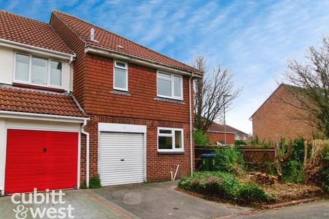 3 bedroom semi-detached house to rent, Chaffinch Way Fareham PO16