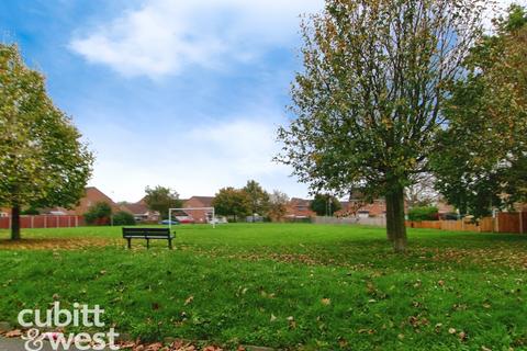 3 bedroom semi-detached house to rent, Chaffinch Way Fareham PO16