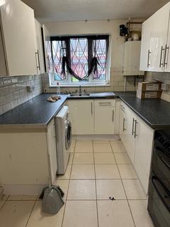 3 bedroom terraced house to rent, Holkham Close, LU4