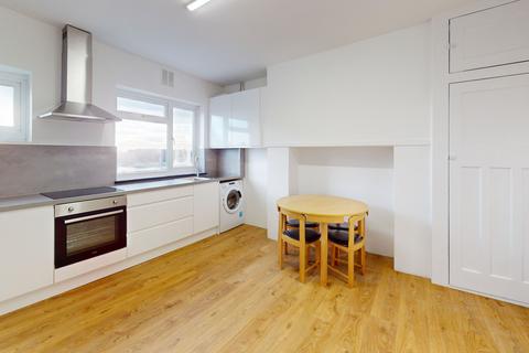 3 bedroom flat to rent, Bramley Rd