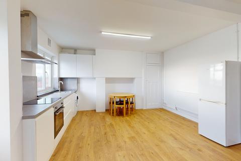 3 bedroom flat to rent, Bramley Rd