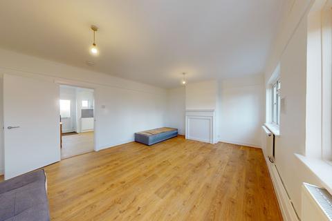 3 bedroom flat to rent, Bramley Rd