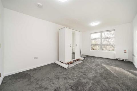 2 bedroom flat to rent, Marlowe Gardens, London SE9