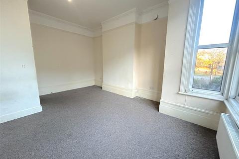 2 bedroom flat to rent, York Road, Southend On Sea, Essex