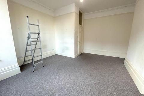 2 bedroom flat to rent, York Road, Southend On Sea, Essex