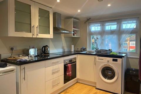 Studio to rent, Fountains Crescent, Southgate, London, N14