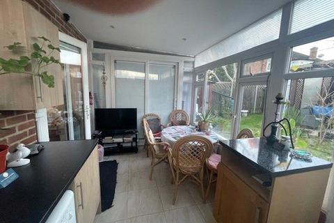 Studio to rent, Fountains Crescent, Southgate, London, N14