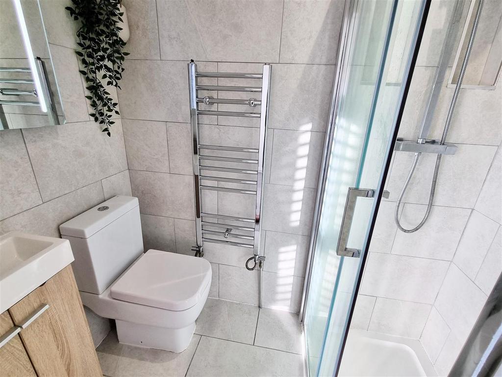 10 En-suite.jpg