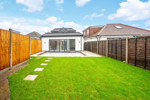 4 bedroom detached house to rent, New Haw, Surrey, New Haw, Addlestone, KT15