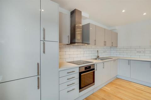 3 bedroom flat to rent, Fulham Palace Road, Hammersmith