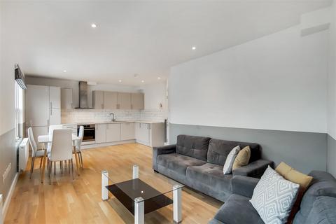 3 bedroom flat to rent, Fulham Palace Road, Hammersmith