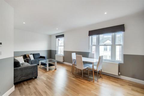 3 bedroom flat to rent, Fulham Palace Road, Hammersmith