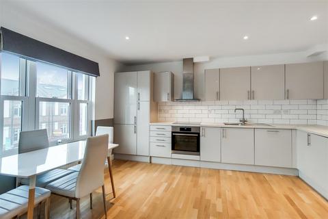 3 bedroom flat to rent, Fulham Palace Road, Hammersmith