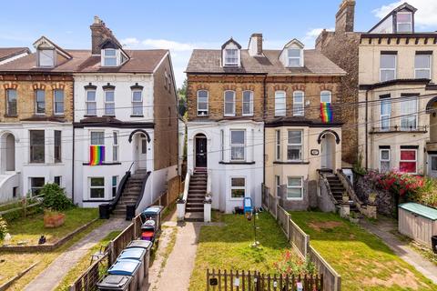 2 bedroom maisonette to rent, Folkestone Road, Dover, CT17