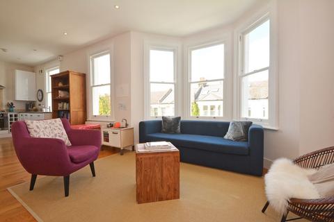 3 bedroom apartment to rent, Broomwood Road Clapham SW11