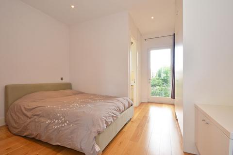 3 bedroom apartment to rent, Broomwood Road Clapham SW11