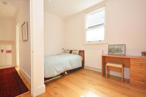 3 bedroom apartment to rent, Broomwood Road Clapham SW11