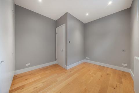 3 bedroom apartment to rent, Broomwood Road Clapham SW11