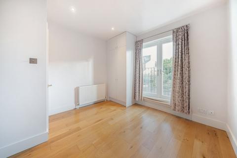 3 bedroom apartment to rent, Broomwood Road Clapham SW11