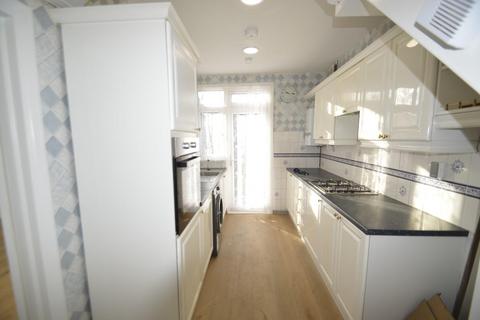 3 bedroom terraced house to rent, South Park Road, Ilford