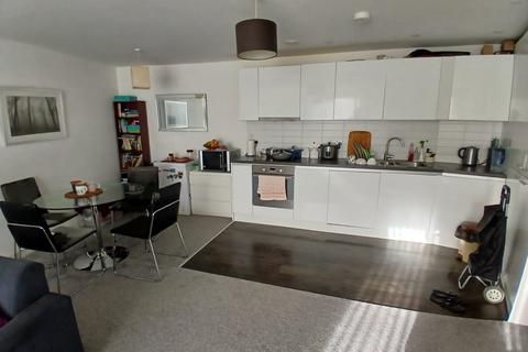 2 bedroom flat to rent, Queensway, Redhill