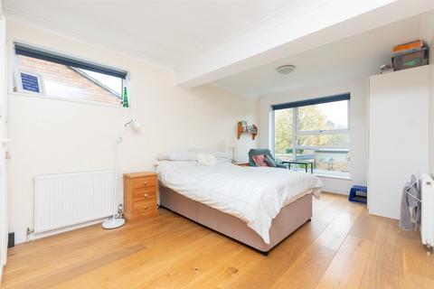 2 Manor Forstal, New Ash Green, Longfield, DA3 8JG