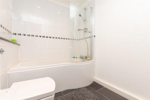 2 Manor Forstal, New Ash Green, Longfield, DA3 8JG