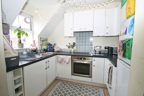 2 bedroom flat for sale, Claremont Road, West Byfleet