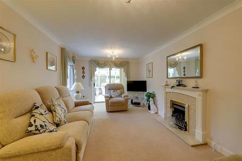 4 bedroom detached house for sale, Swandean Close, Worthing